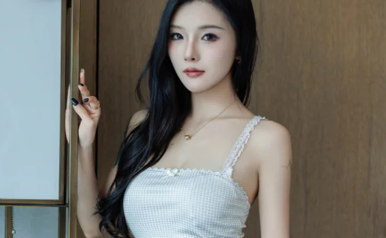 闺房里那件白色长睡衣,七七kiko这组宅家少女挺美妙