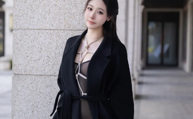 黑色大风衣配商业街霓虹,是小逗逗拍出了都市夜行者的潇洒感