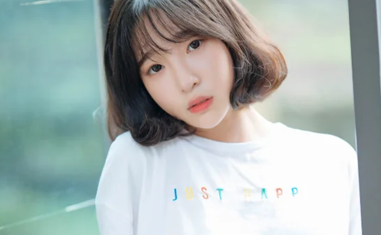阳光透过树叶打下来,卿卿这组踏青少女看着真美好