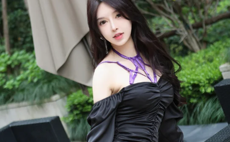 黑色连衣裙配鸟语花香，玉兔miki踏青少女拍出了春日安静感