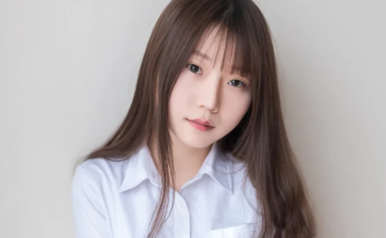 44张客厅照椅子没换过,香草喵露露的黑裙萌妹偏偏能从头翻到尾