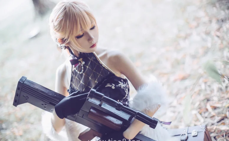 Coser衣衣少女前线紫雨心14张图,斑驳光打肩上那几张是真出彩