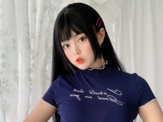 85张里那个没抬眼的瞬间,是白烨烨这套bad girl最值回票价的一张
