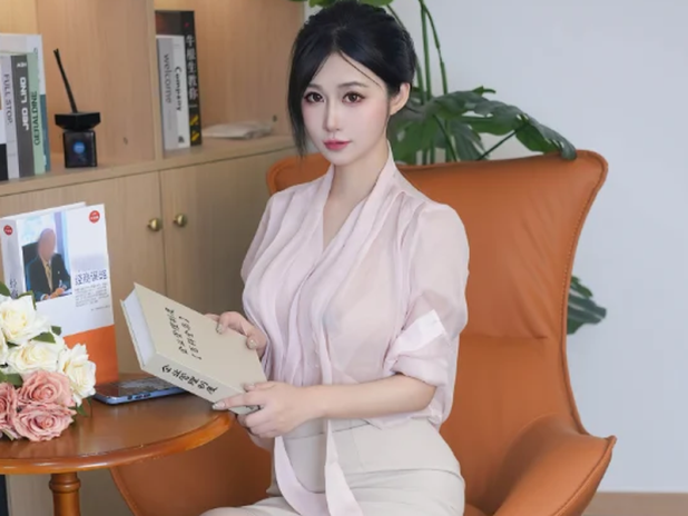 阳光明媚房间加浅粉衬衫,laura阿姣这期读书女郎有味道