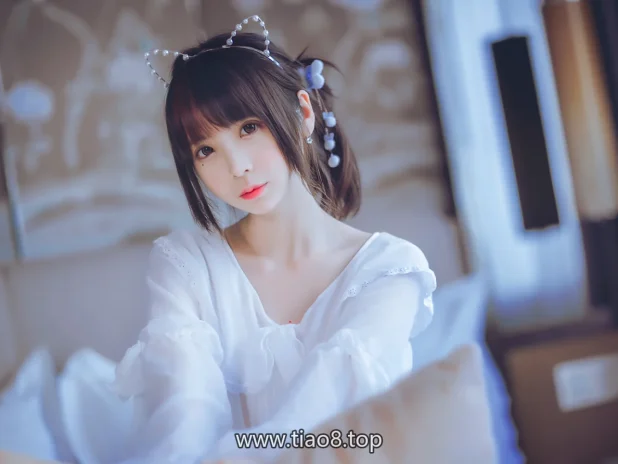 疯猫ss的白色睡衣这四张,一屋子白为什么能分出三层?